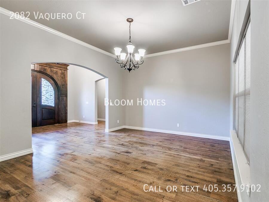 2082 Vaquero Ct - Photo 2 of 25