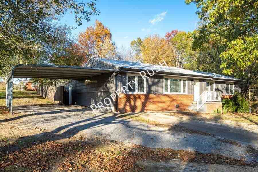 205 Hilltop Dr - Photo 2 of 37