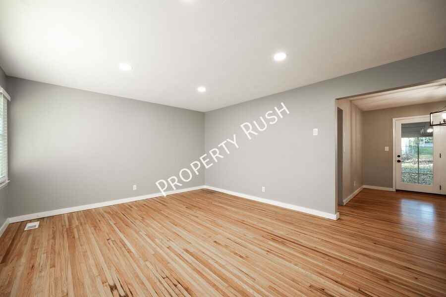 205 Hilltop Dr - Photo 4 of 37