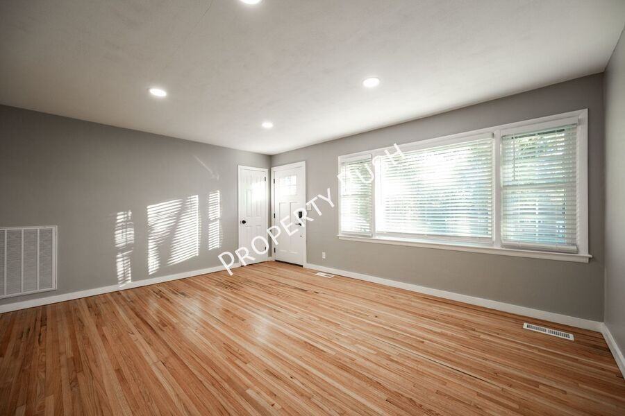 205 Hilltop Dr - Photo 5 of 37