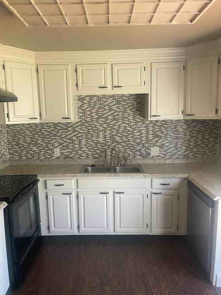 1002 S Stratton St - Photo 3 of 17