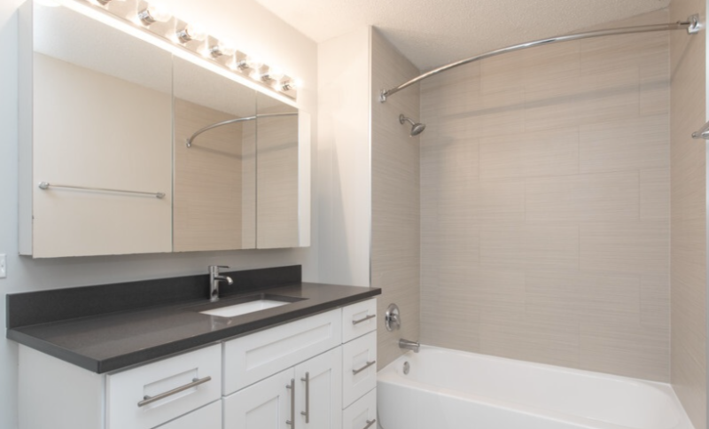 492 N State St - Photo 5 of 13