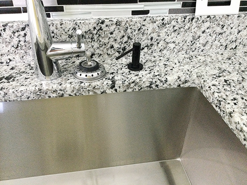 17089 Urban Ave - Photo 7 of 24