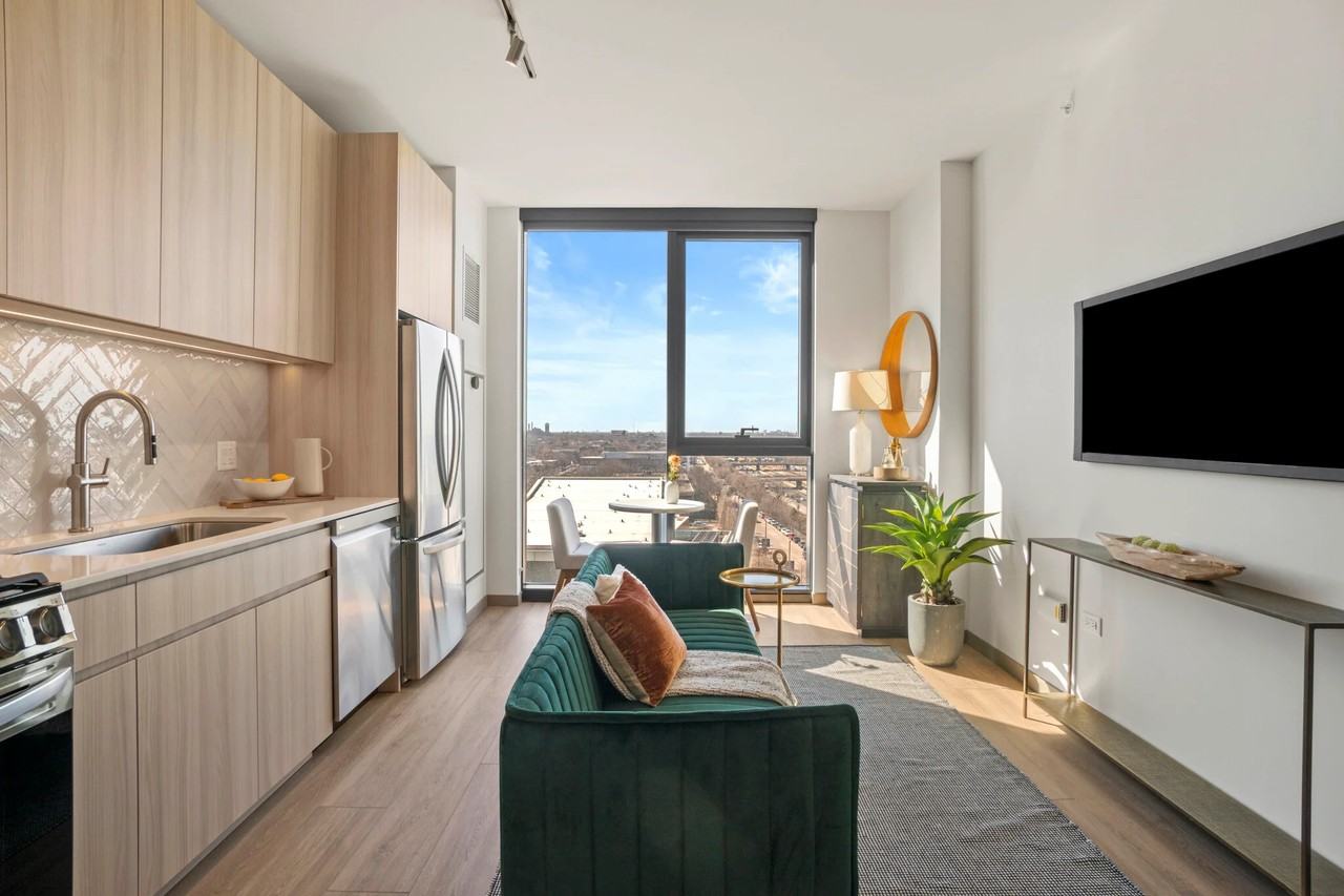 508 S Damen Ave - Photo 3 of 12