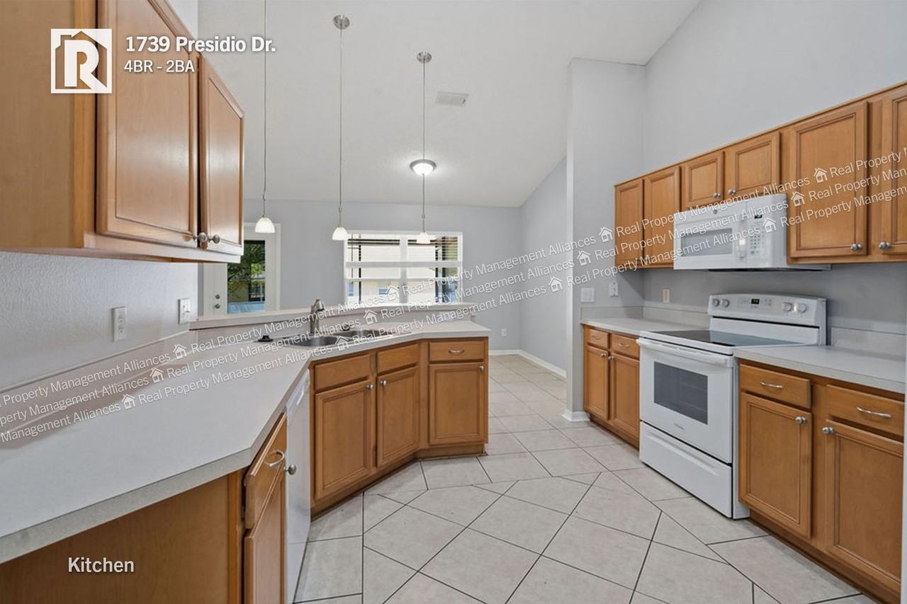 1739 Presidio Dr - Photo 2 of 19