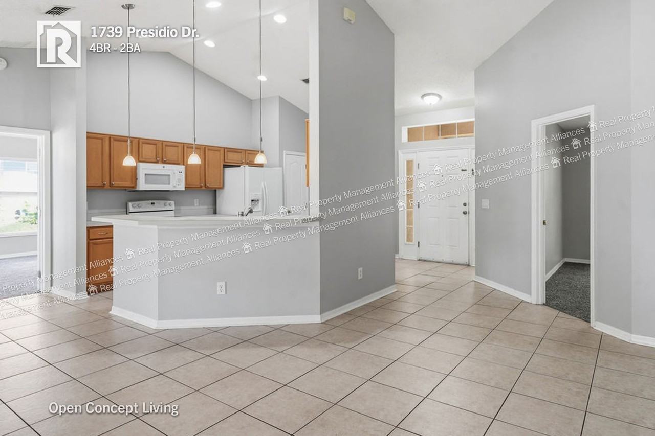 1739 Presidio Dr - Photo 3 of 19