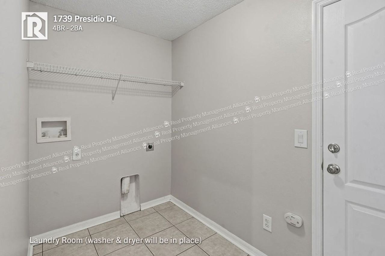 1739 Presidio Dr - Photo 4 of 19