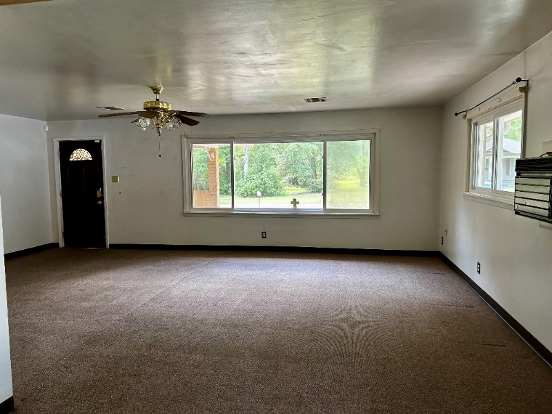 308 S Royal St - Photo 4 of 14