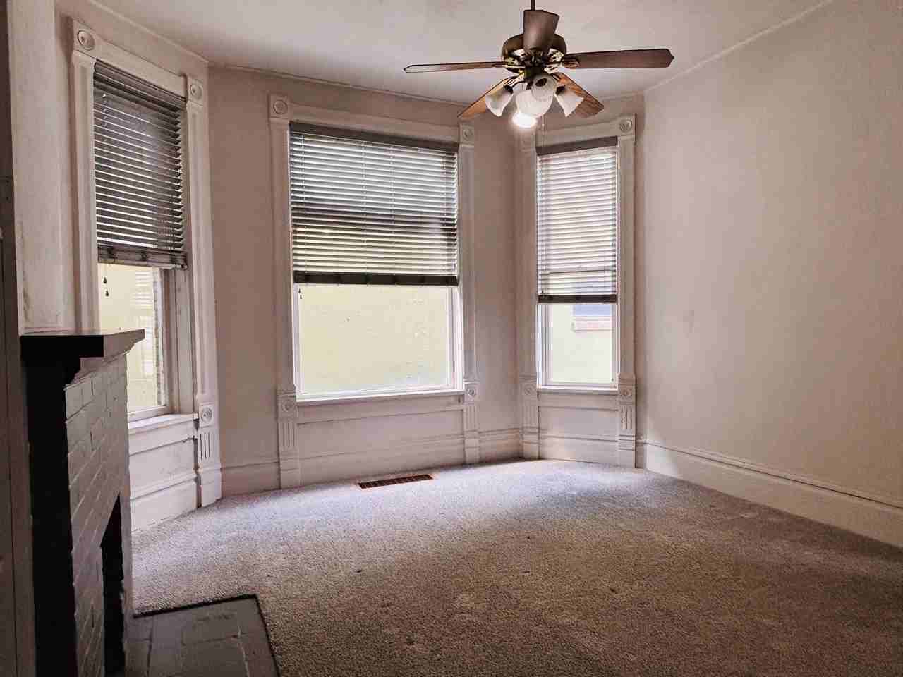 12 Es - Photo 3 of 14