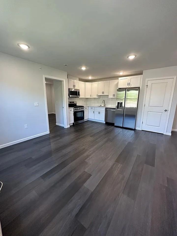 207 Redwood Ave #401 - Photo 2 of 7