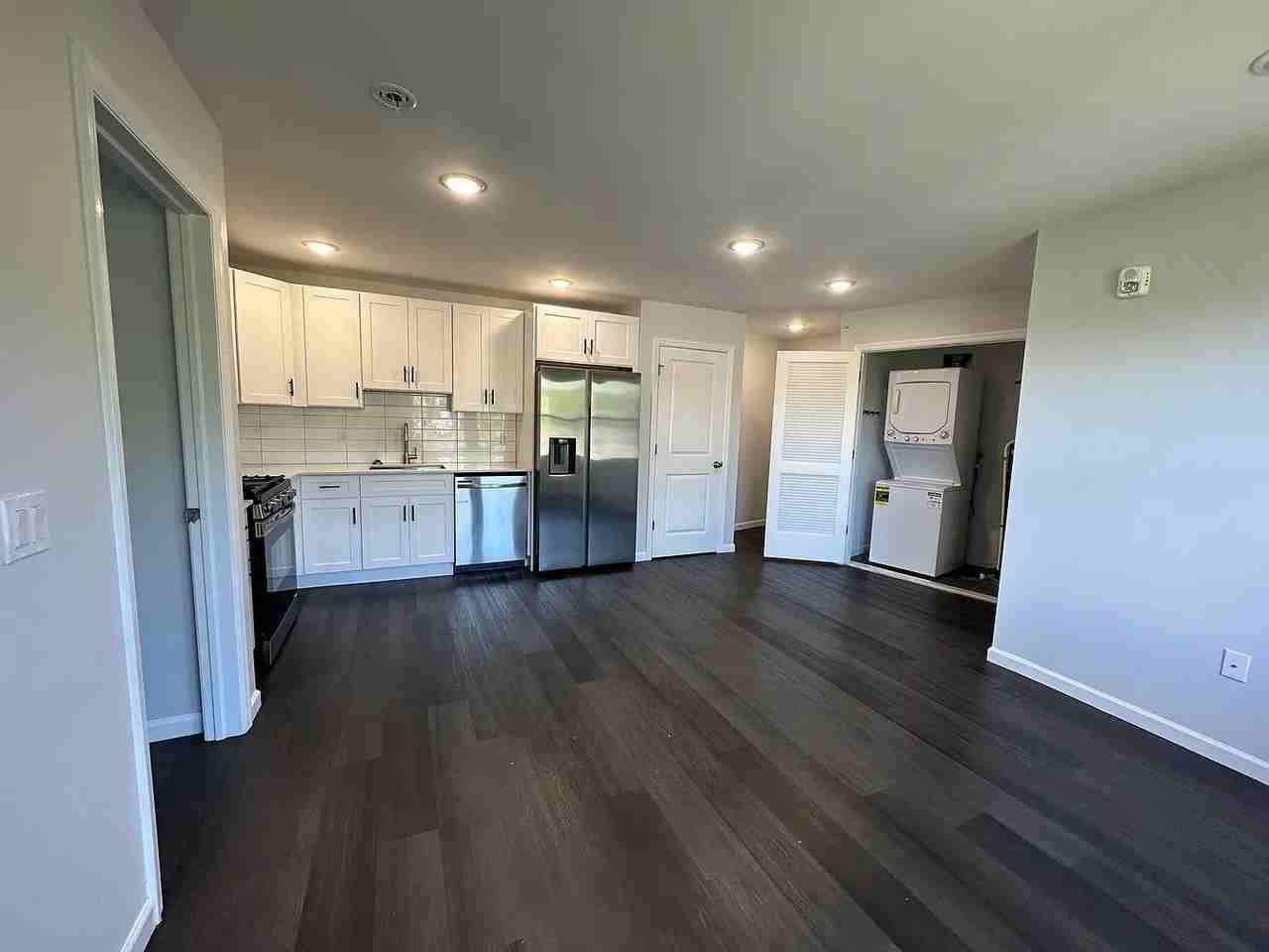 207 Redwood Ave #401 - Photo 5 of 7