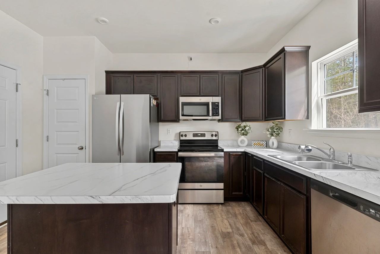 52 Sovereign Cir - Photo 2 of 14