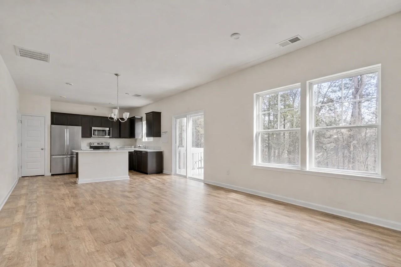 52 Sovereign Cir - Photo 3 of 14