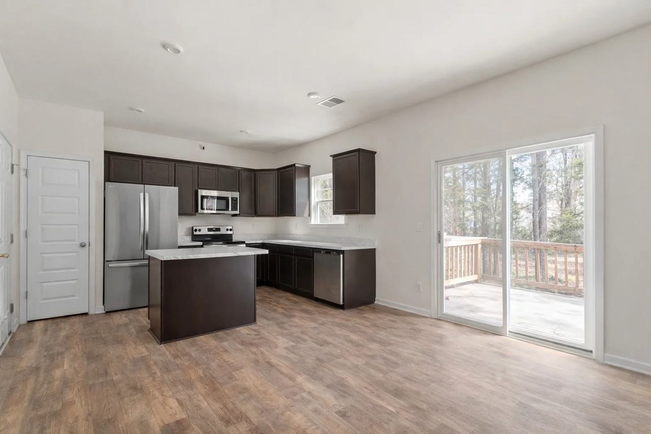 52 Sovereign Cir - Photo 4 of 14