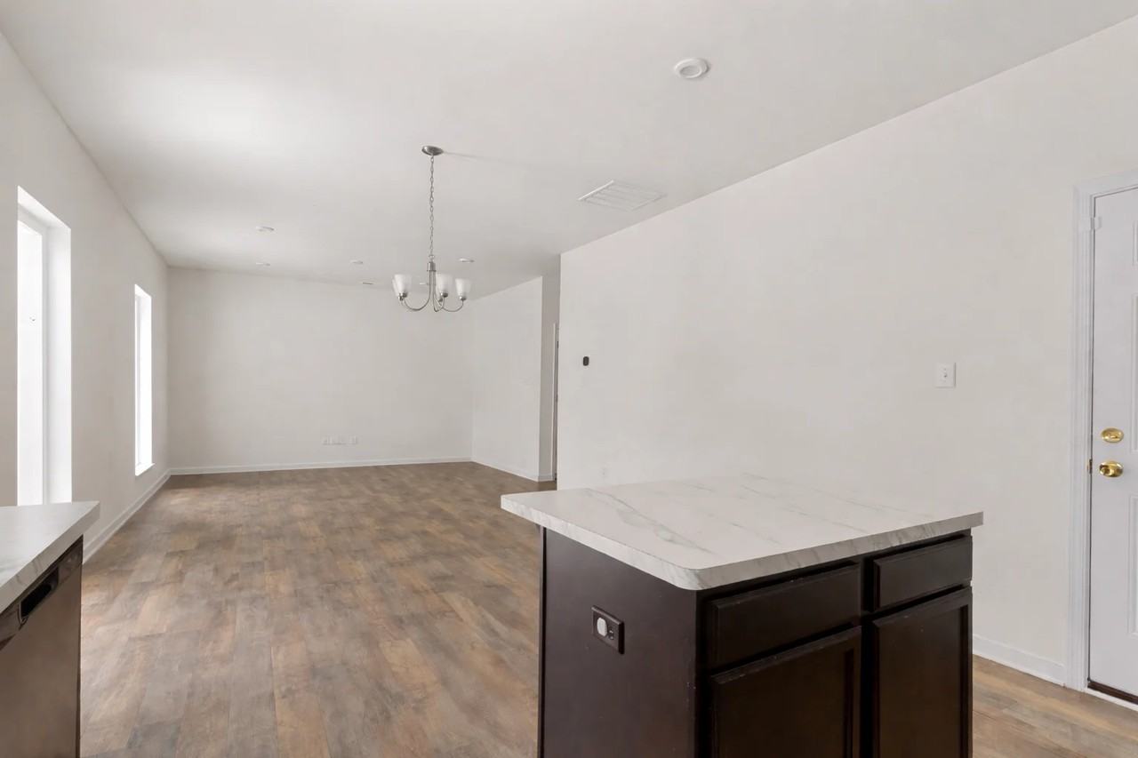 52 Sovereign Cir - Photo 5 of 14