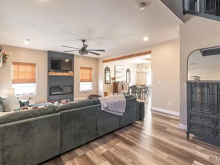 101 Greentree Rd - Photo 2 of 12