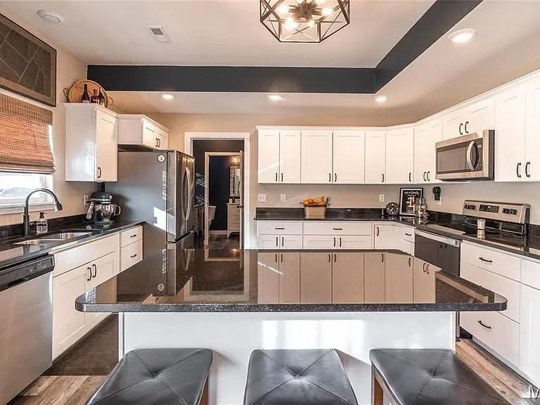 101 Greentree Rd - Photo 5 of 12