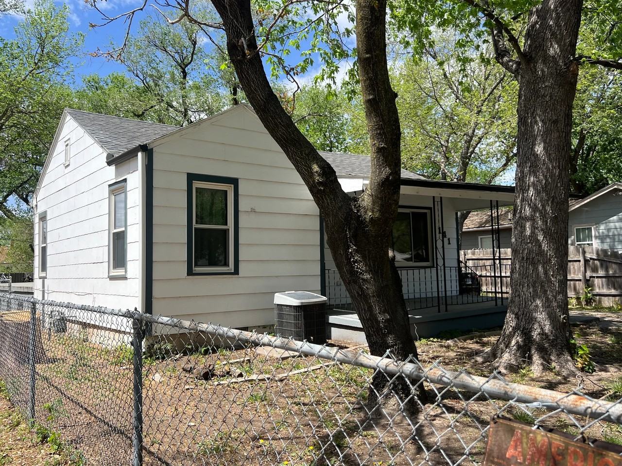 141 S Custer Ave - Photo 3 of 20