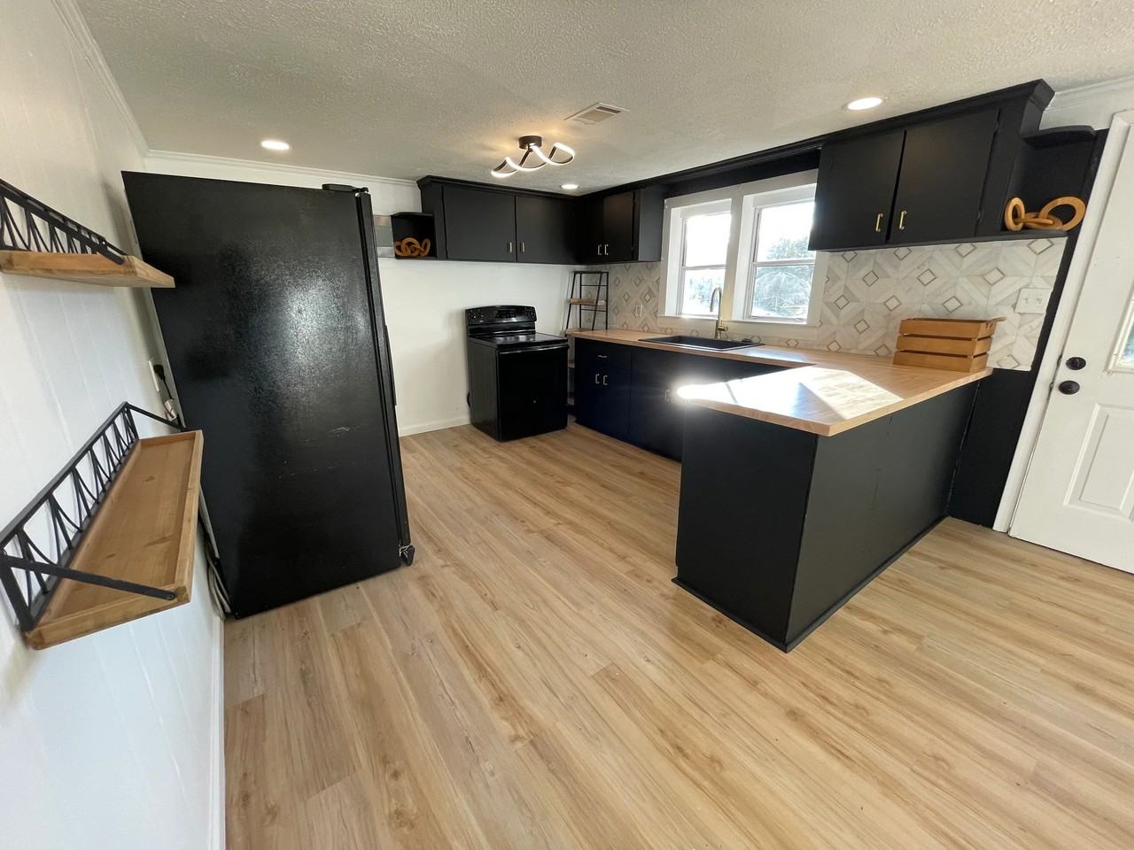 447 Lindsey Rd - Photo 2 of 11