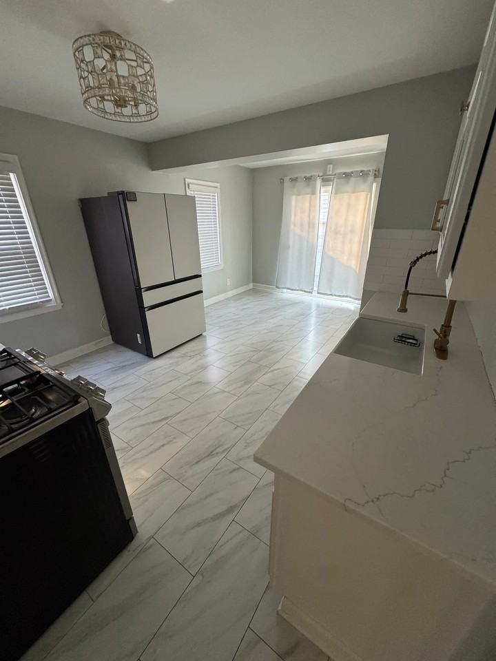 2215 Kingsbury Ave - Photo 2 of 9