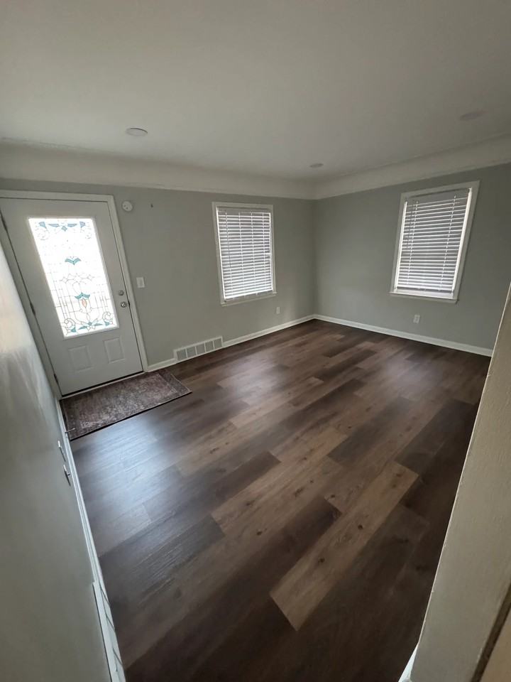 2215 Kingsbury Ave - Photo 4 of 9