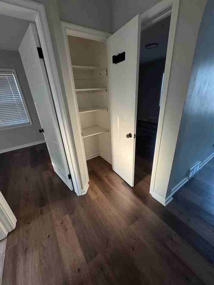 2215 Kingsbury Ave - Photo 7 of 9