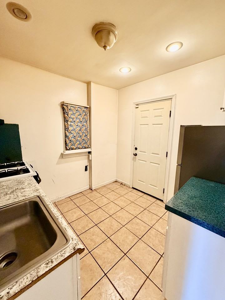 1531 W Tucker St - Photo 3 of 17