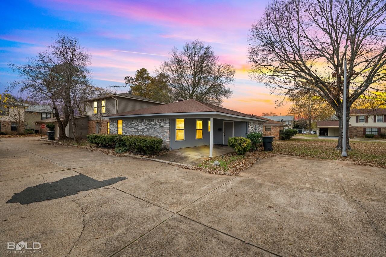 305 Orleans St - Photo 2 of 24