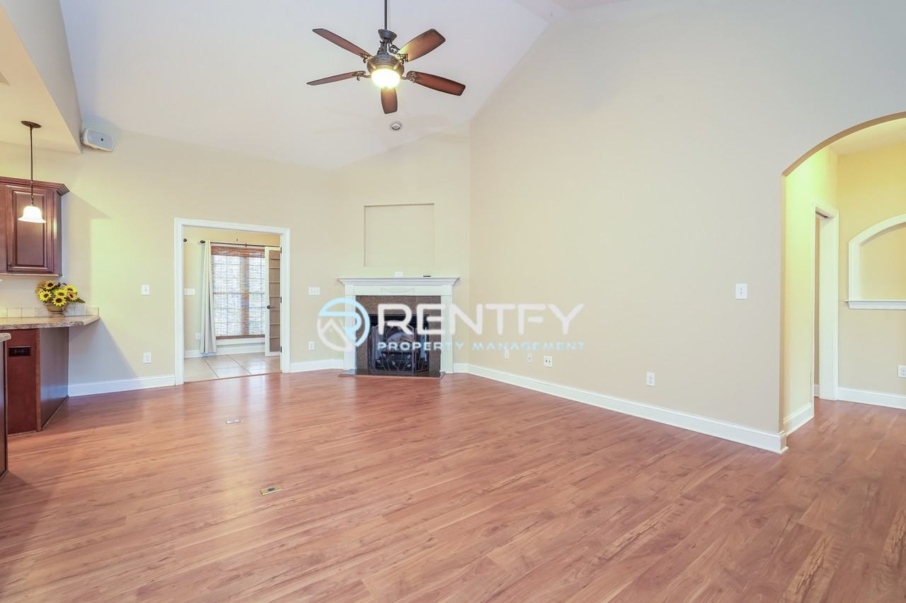 5485 Styers Ferry Rd - Photo 4 of 20