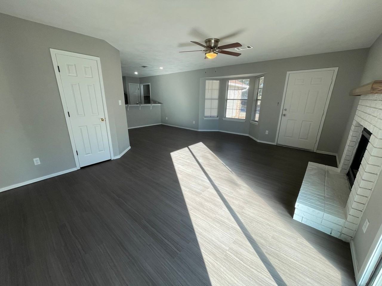 8512 Southridge Dr - Photo 3 of 14