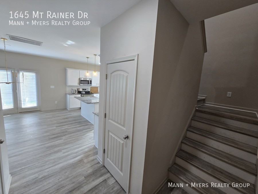 1645 Mount Rainer Dr - Photo 7 of 38