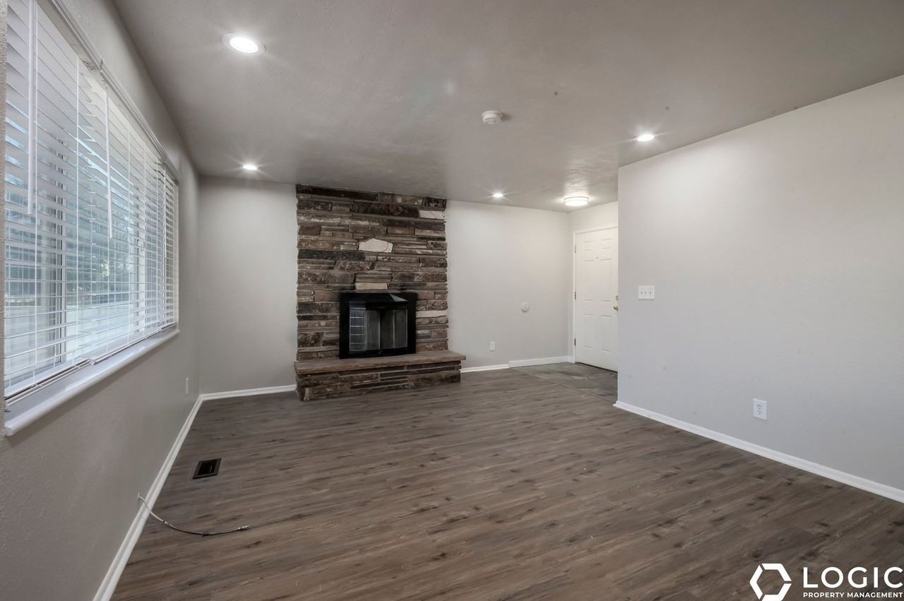 7338 S Rusty Dr - Photo 3 of 18