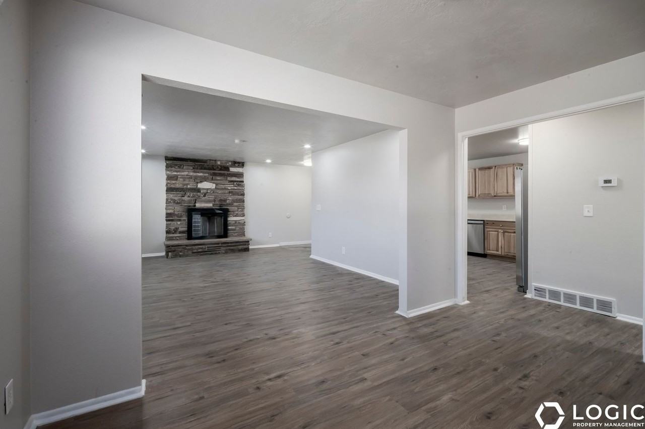 7338 S Rusty Dr - Photo 4 of 18