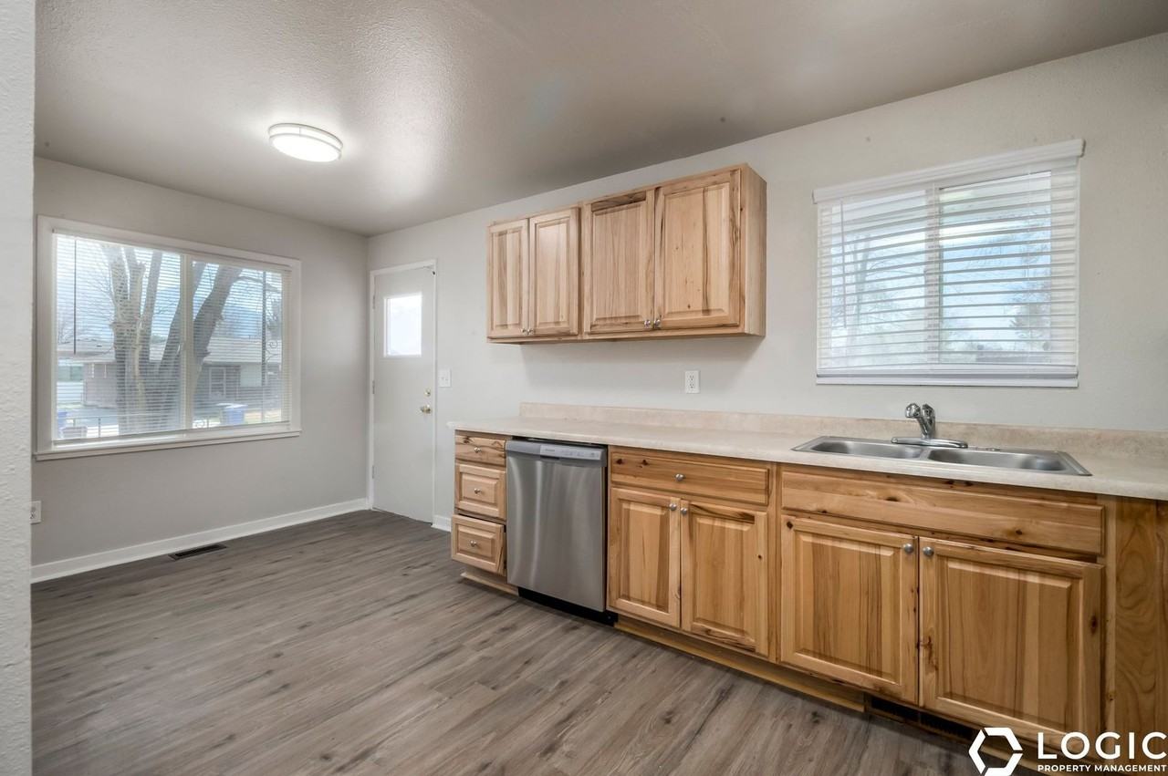 7338 S Rusty Dr - Photo 7 of 18