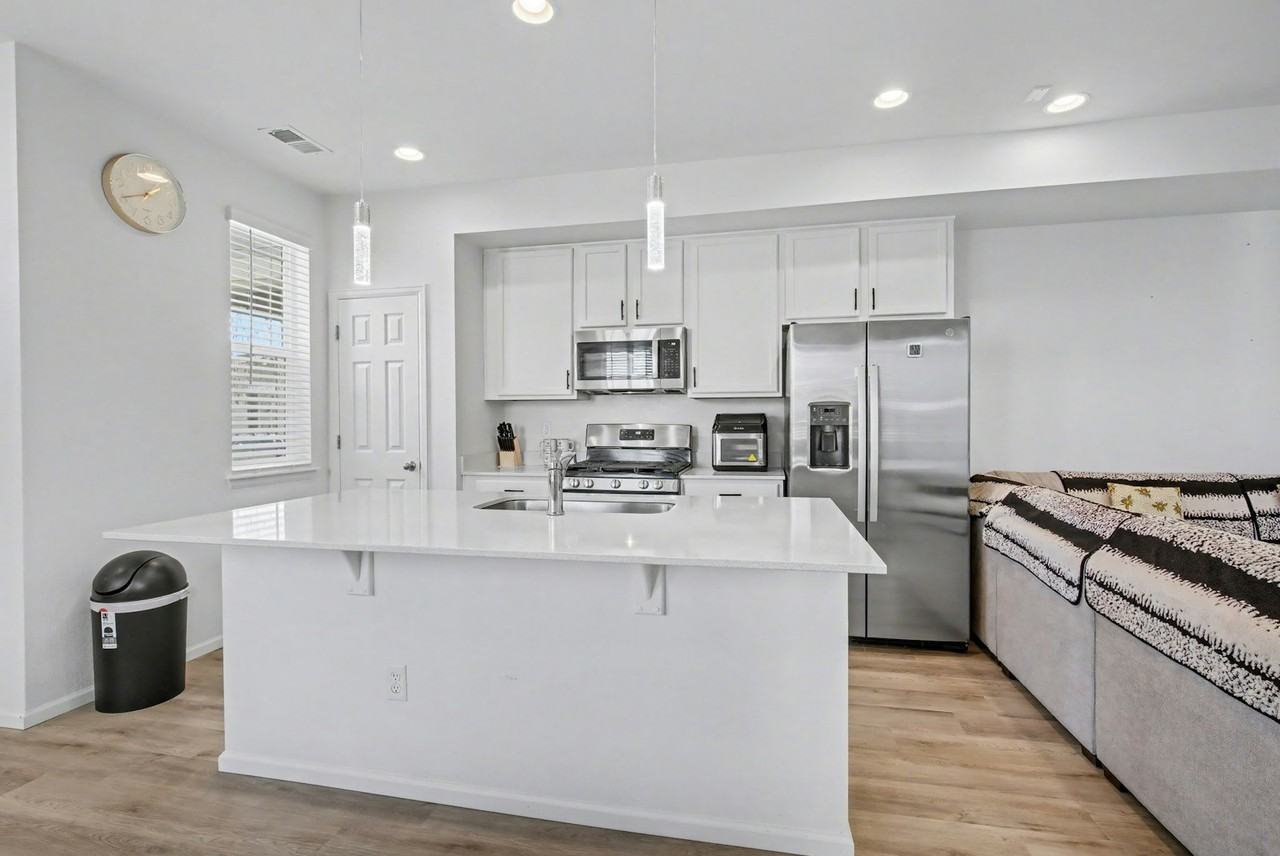 8731 Snake River Street - Photo 5 of 35