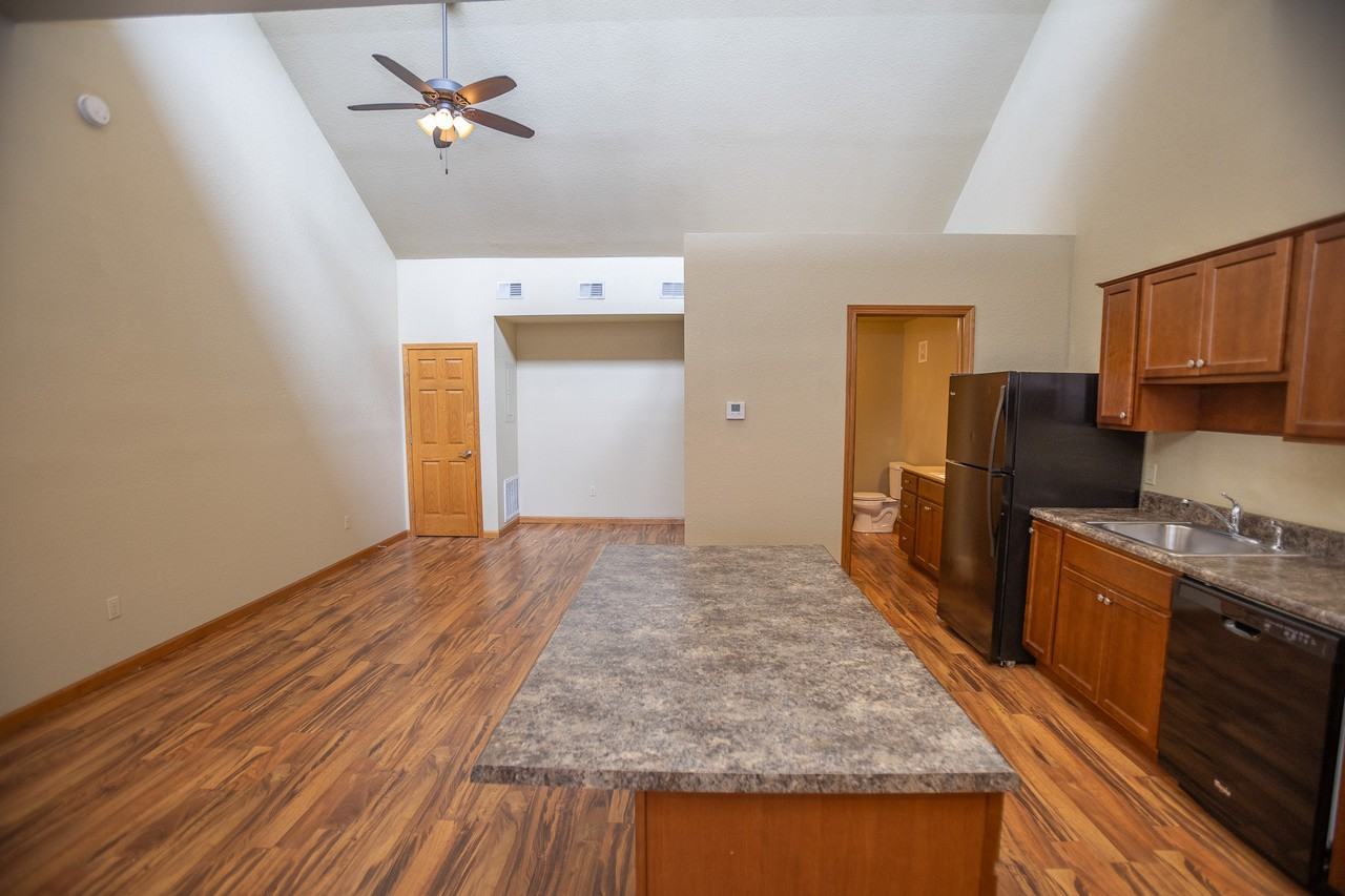 1015 Madison Street - Photo 6 of 39