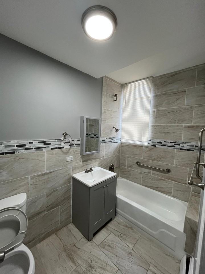 4433 South Greenwood Avenue - Photo 2 of 10