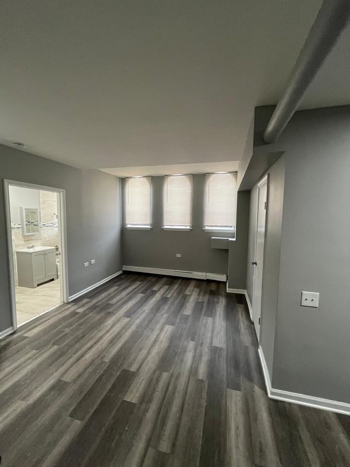 4433 South Greenwood Avenue - Photo 4 of 10