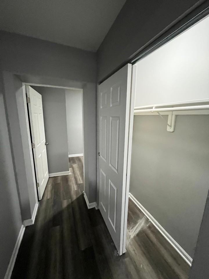 4433 South Greenwood Avenue - Photo 7 of 10