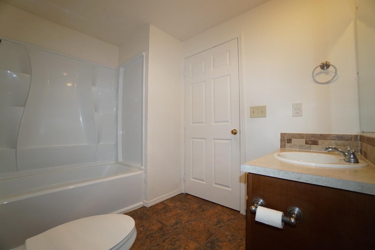 Ridgecrest Apts - Photo 6 of 13