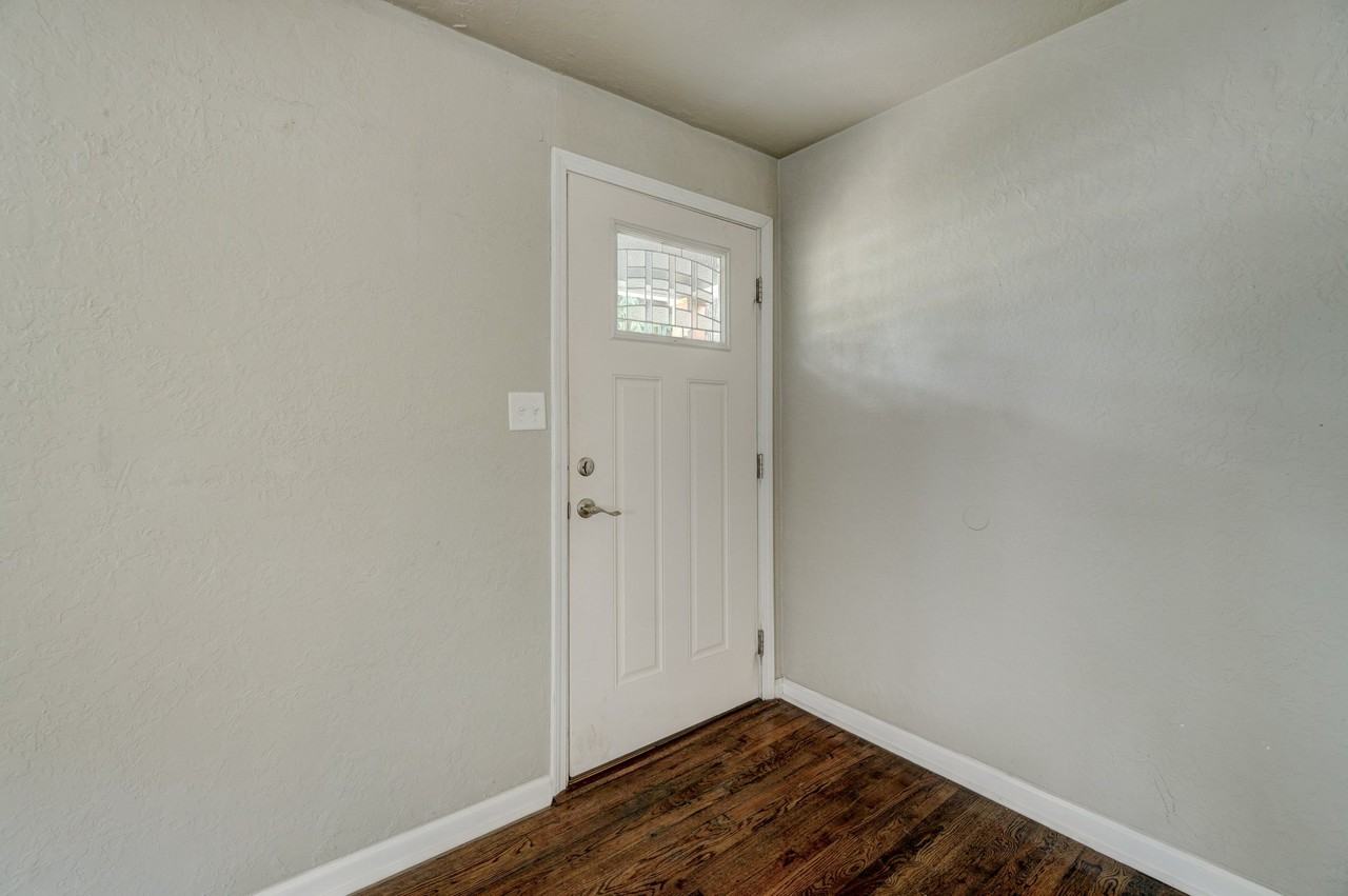 712 Dakota St #1 - Photo 3 of 24