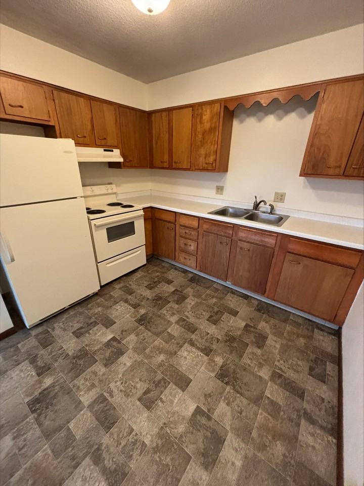 470 Monroe Street - Photo 2 of 12