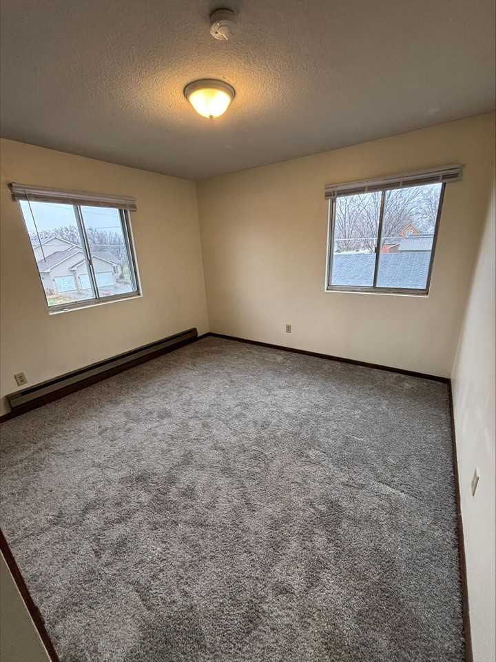 470 Monroe Street - Photo 4 of 12