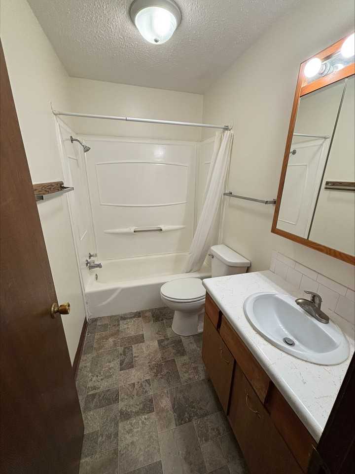 470 Monroe Street - Photo 6 of 12