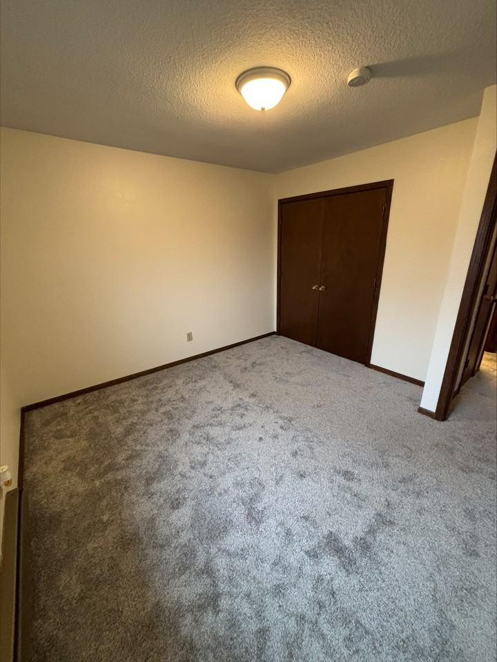 470 Monroe Street - Photo 7 of 12