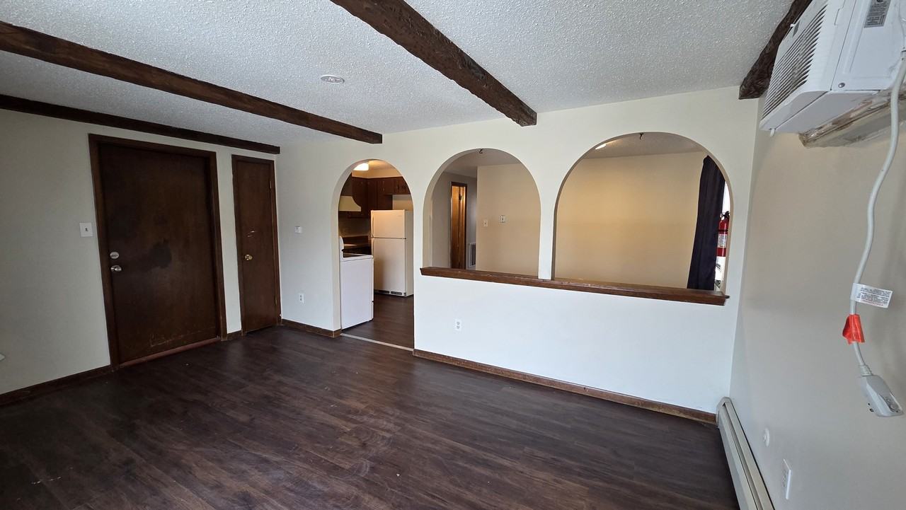 194 Mead St - Photo 2 of 9