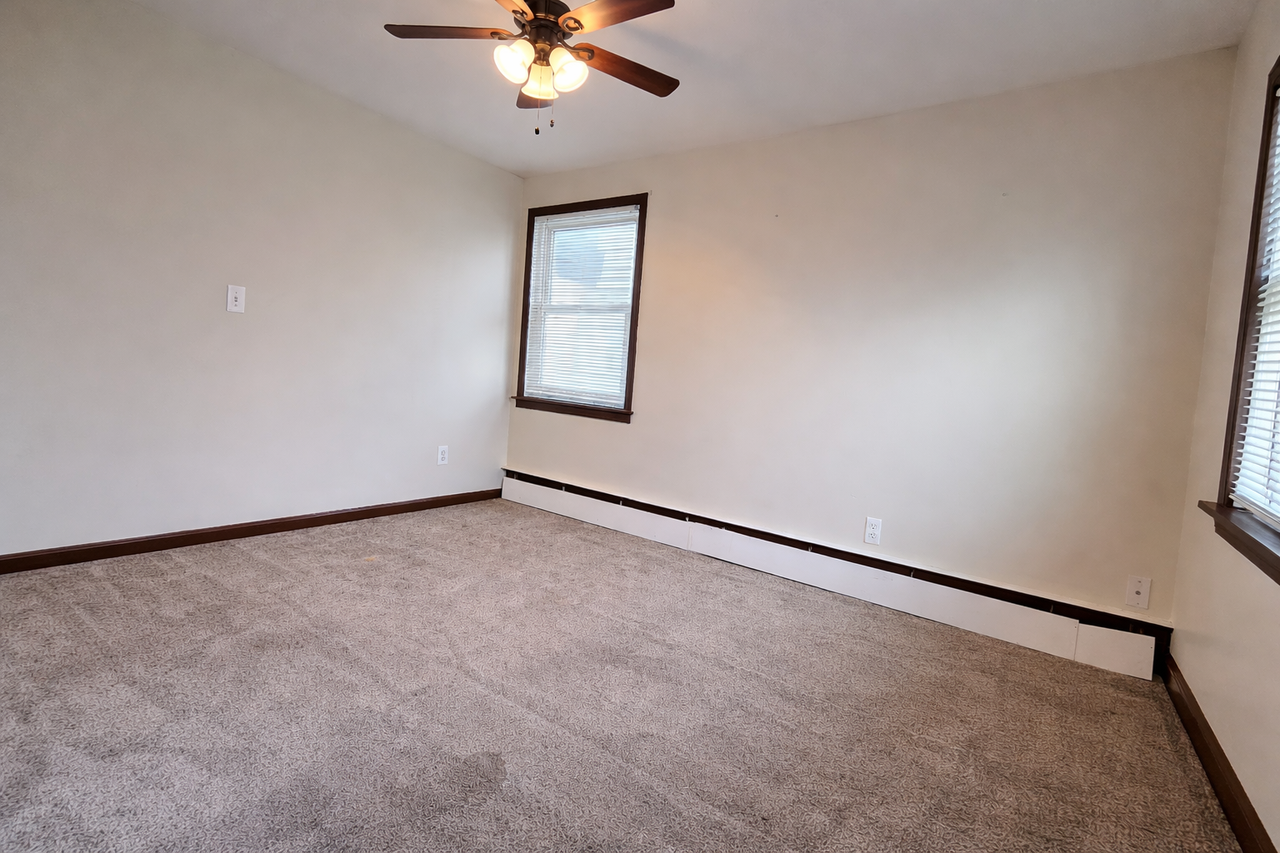 817 Englewood - Photo 3 of 4