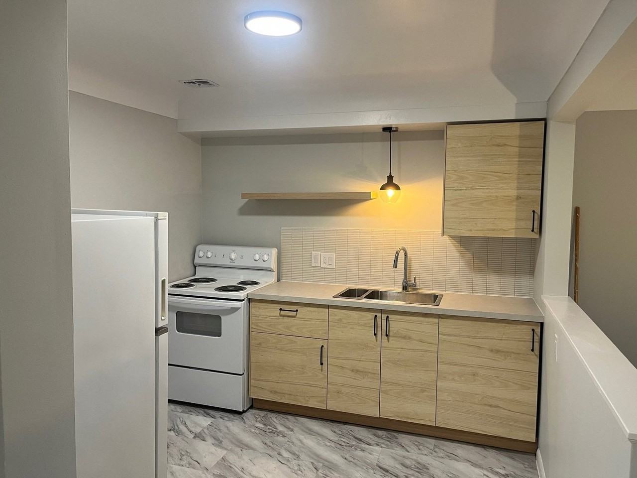 830 Robinson St - Photo 2 of 8