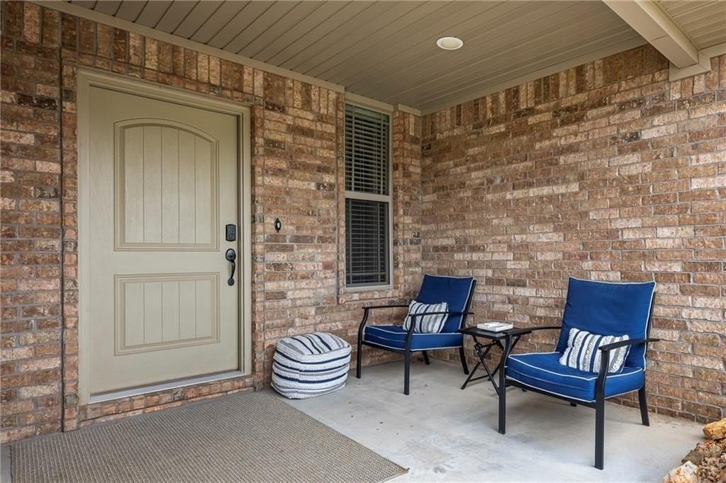 1221 Stoneybrook Ln - Photo 3 of 34