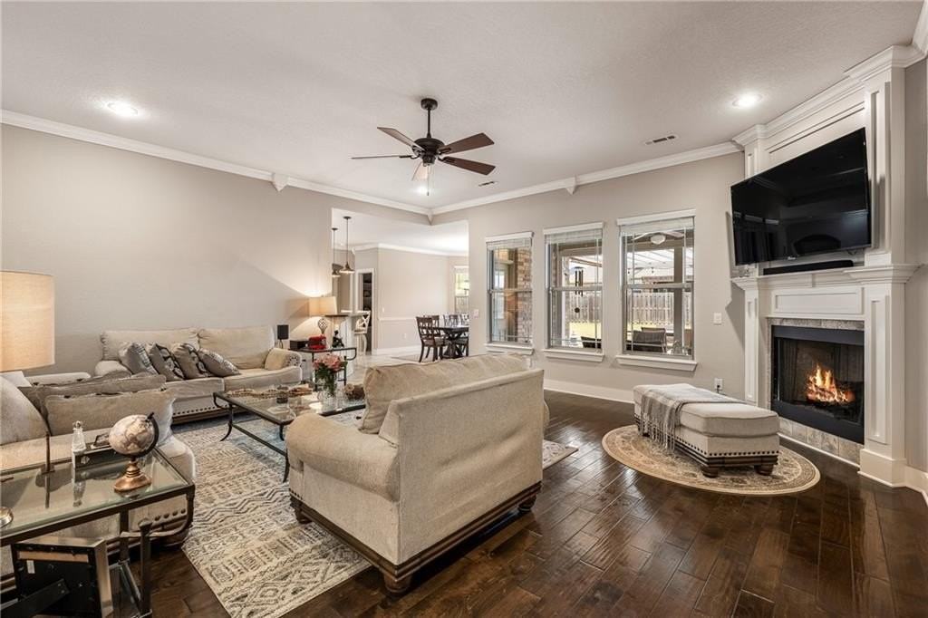 1221 Stoneybrook Ln - Photo 7 of 34